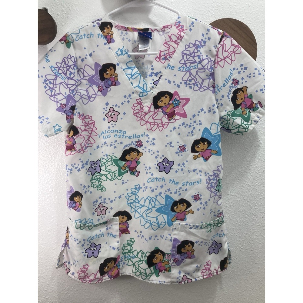 2005 Nick Jr Scrub Top Dora The Explore Bright Colorful Small 19" Pit To Pit